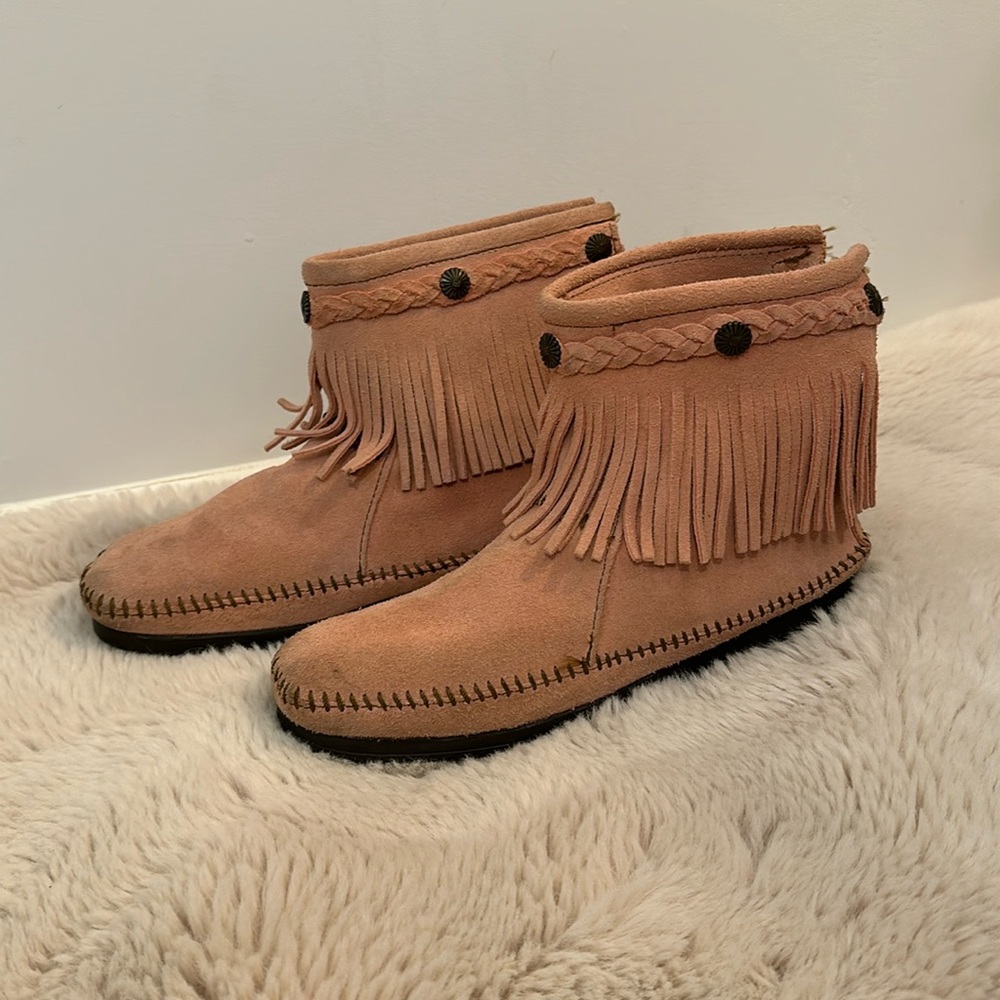 Women’s Minnetonka suede leather pink moccasin booties zipper fringe native